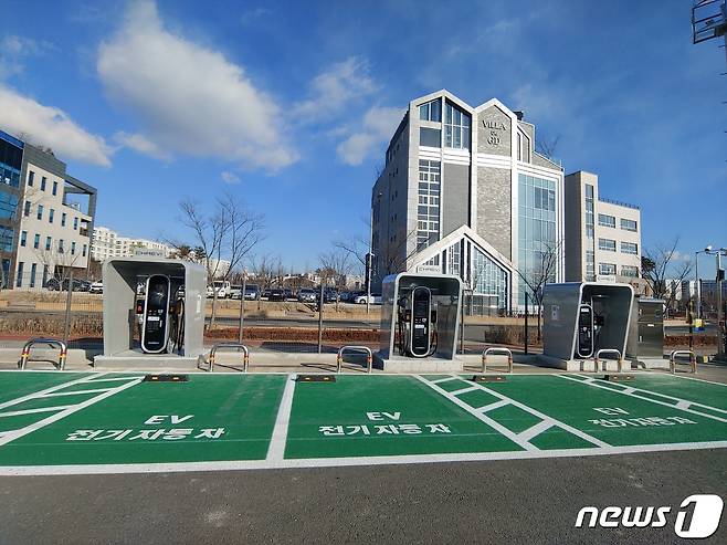 서울 강남구 율현공원(밤고개로21길) 인근 공영주차장에 설치된 전기차 충전소.(강남구 제공)© 뉴스1