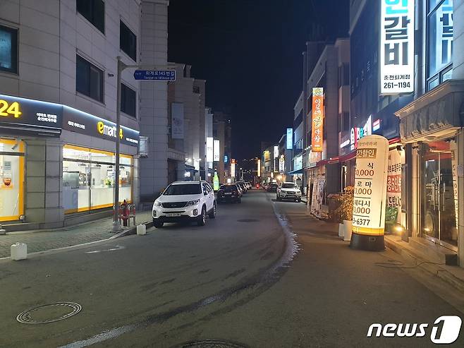 9일 강원 춘천 퇴계동의 한 먹자골목이 사회적 거리두기 2단계 격상 뒤 손님 뚝 끊겨 한산한 모습을 보이고 있다. 2020.12.9/뉴스1© News1 이종재 기자