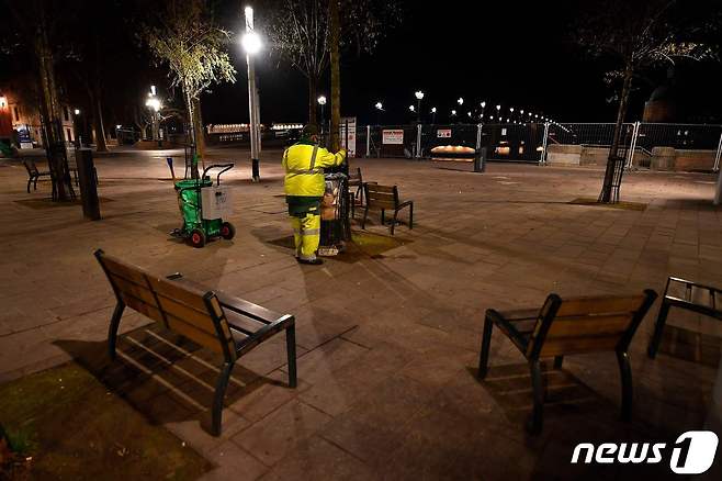 프랑스 정부가 통행금지를 오후 8시에서 6시로 앞당겼다. © AFP=뉴스1