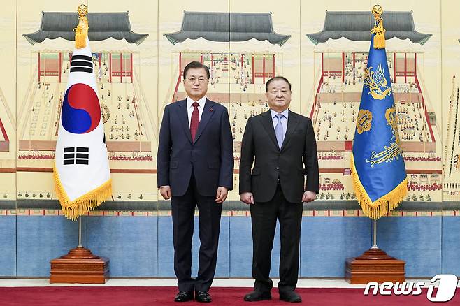 문재인 대통령이 14일 오전 청와대 본관에서 강창일 주일대사에게 신임장을 수여한 후 기념촬영을 하고 있다. 2021.1.14/뉴스1 © News1 이광호 기자