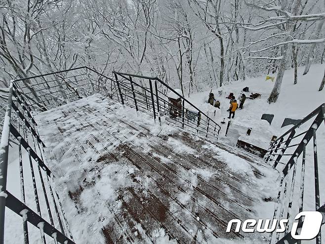 제주 한라산 폭설 제설작업(한라산국립공원 제공)2021.1.13/뉴스1