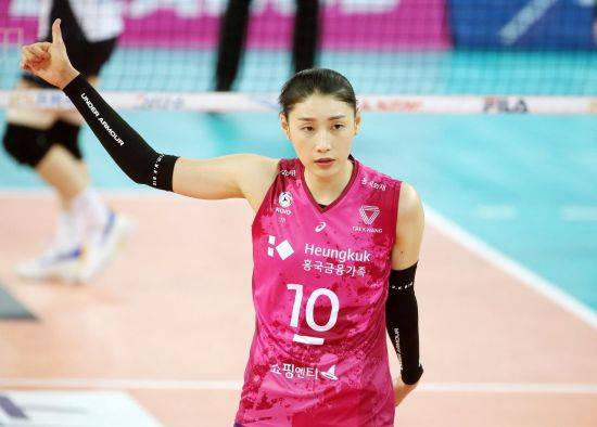18일 인천 계양체육관에서 열린 여자프로배구 인천 흥국생명 핑크스파이더스와 화성 IBK 기업은행 알토스의 경기에 뛴 김연경 선수. 사진출처 = 연합뉴스