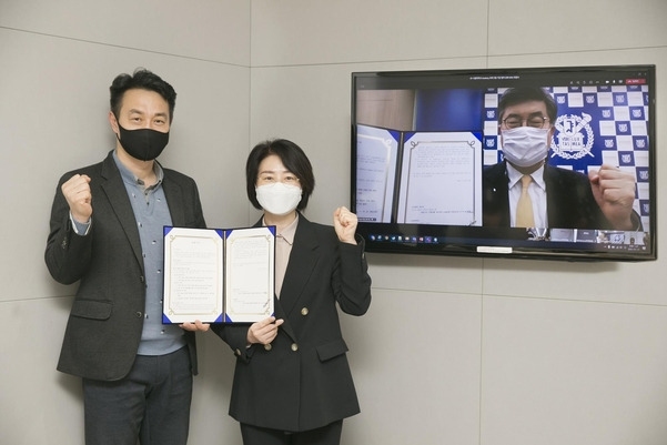서울대학교 아카데미 프로그램을 추진을 위해 (왼쪽부터) 이미희KT Cloud/DX사업본부장 상무, 김주성 Cloud사업담당 상무, 차국헌 서울대 공과대학장 교수가 비대면 방식으로 서면 협약을 맺었다. /KT 제공