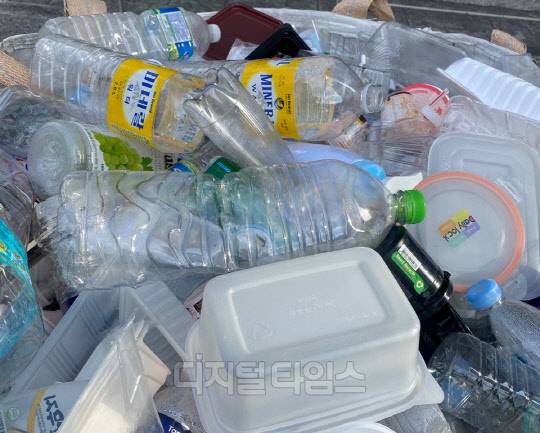 대전광역시 한 아파트 분리수거장에 투명페트병과 유색페트가 함께 배출된 모습. 사진=은진기자jineun@