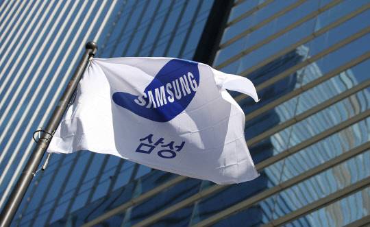이재용 삼성전자 부회장의 국정농단 사건 파기환송심 선고 공판을 하루 앞둔 17일 오후 서울 서초구 삼성전자 서초사옥 앞에 걸린 삼성 깃발이 바람에 펄럭이고 있다. <연합뉴스>