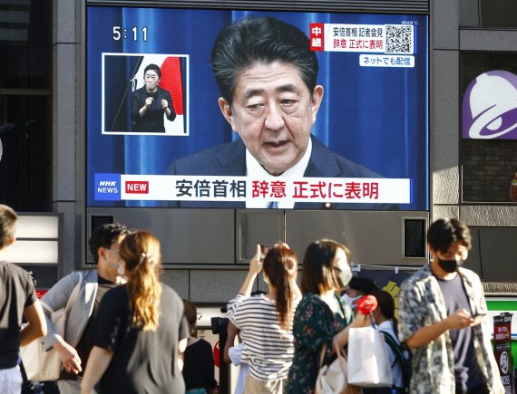 지난해 8월 28일 당시 아베 신조 일본 총리의 퇴진 발표가 도쿄 시내 한 대형 모니터를 통해 흘러나오고 있다. AP뉴시스