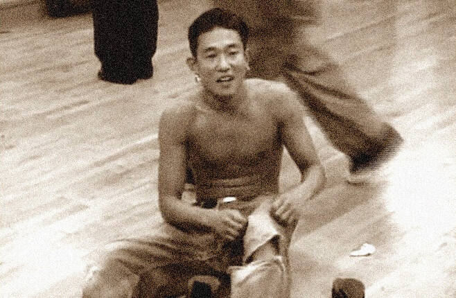 사망 전날인 1995년 11월19일 오후, 서울 강서구 등촌동 SBS공개홀 안무연습실에서 김성재가 윗옷을 벗은 모습. 다음날 사망한 그의 오른팔에서 발견된 주사 자국은 이날엔 식별되지 않는다. 유튜브 화면 갈무리