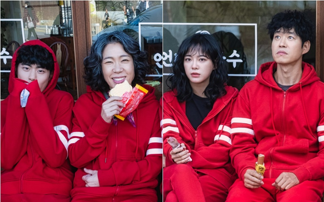 OCN 드라마 '경이로운 소문'에 출연중인 조병규(왼쪽 첫 번째부터), 엄혜란, 김세정, 유준상이 최근 촬영 중 아이스크림을 먹으며 휴식을 취하고 있다. OCN 제공