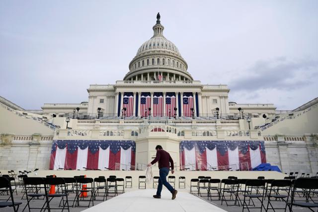 조 바이든 미국 대통령 취임식을 나흘 앞둔 16일 워싱턴 국회의사당 앞에 한 관계자가 행사 준비를 하고 있다. 워싱턴=AP 연합뉴스