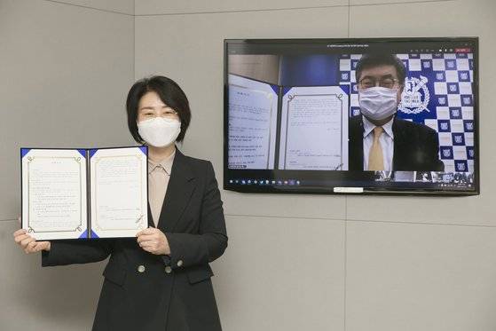 KT 클라우드·DX사업본부장 이미희 상무(왼쪽)와 서울대 공과대학장 차국헌 교수가 17일 '서울대학교 아카데미 프로그램' 추진 협약을 맺은 뒤 기념촬영을 하고 있다. KT 제공