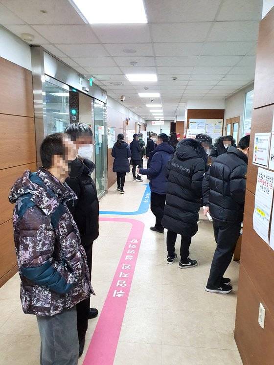 실업급여 신청 창구 옆 복도까지 실직자로 가득하다. 김기찬 기자