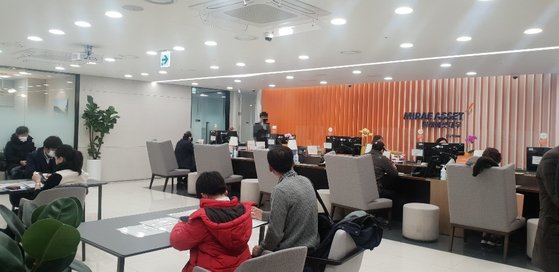지난 15일 오후 미래에셋대우 강남역WM 지점은 계좌 개설 등을 상담하거나 차례를 기다리는 방문객들로 북적였다. 염지현 기자