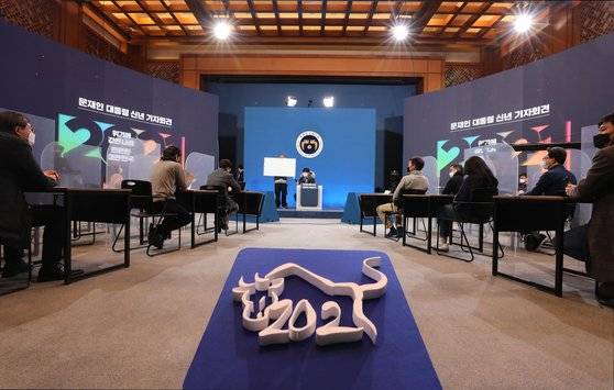 문재인 대통령의 2021 신년 기자회견을 하루 앞둔 17일 탁현민 의전비서관 등 관계자들이 청와대 춘추관에서 리허설을 진행하고 있다. [청와대사진기자단]