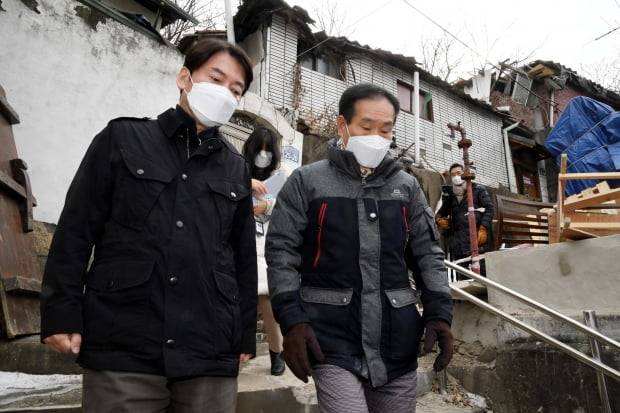 서울시장 보궐선거 출마를 선언한 안철수 국민의당 대표가 17일 서울 종로구 사직 2구역 재개발지역을 방문, 조합관계자들과 현장을 다니며 애로사항을 경청하고 있다. 사진=연합뉴스