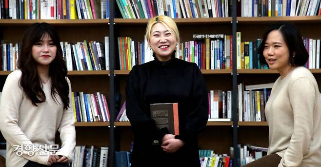 2021년 경향신문 신춘문예 당선자들이 지난 12일 서울 중구 정동 경향신문사에서 인터뷰에 앞서 사진촬영을 하고 있다. 왼쪽부터 문학평론 부문 성현아 당선자, 소설 부문 양지예 당선자, 시 부문 윤혜지 당선자.  김기남 기자 kknphoto@kyunghyang.com