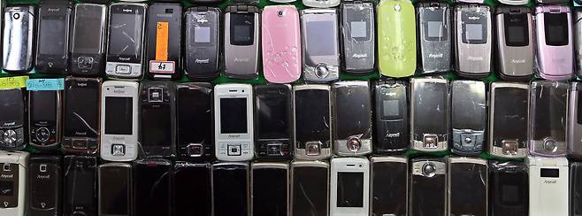 This undated file photo shows 2G phones. (Yonhap)