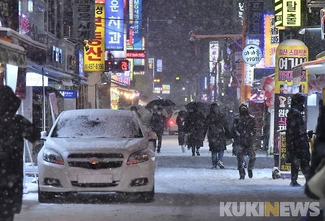 ▲사진=서울 전역에 대설주의보가 발효된 6일 오후 서울 화양동 건대맛의거리에서 시민들이 눈발을 맞으며 발걸음을 재촉하고 있다. 박태현 기자