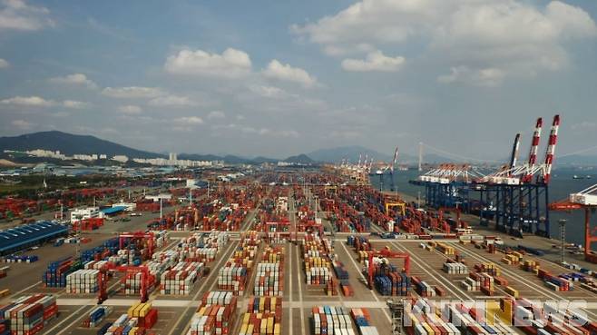 ▲ 광양항에 해운 항만물류 R&D 테스트베드 구축을 위해 추진된 해양산업클러스터 사업이 완료됐다.[사진=전남도]