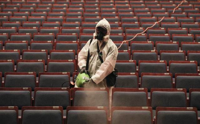 방역업체 관계자들이 예술의전당 오페라극장에서 방역 작업을 하고 있는 모습. 뉴시스