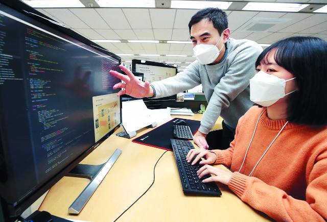 서울 kt융합기술원에서 연구원들이 사진을 동영상으로 가공하는 ‘AI무빙 픽처’ 기술을 시연해 보고 있다.