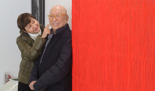 서울 연희동 자택에서 만난 단색화 거장 박서보·박승숙 부녀. 딸이 얼굴에 손가락을 갖다 대자 아버지가 웃는다. [이충우 기자]