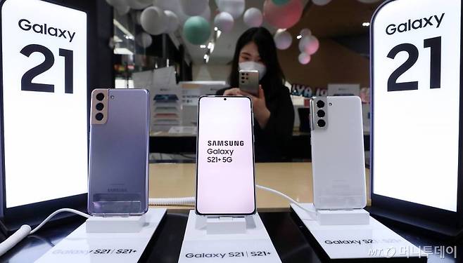 삼성전자가 스마트폰 신제품 '갤럭시 s21' 시리즈 s21, s21 플러스, s21 울트라를 공개한 15일 서울 종로구 광화문 KT스퀘어에 제품이 진열돼 있다. / 사진=김휘선 기자 hwijpg@