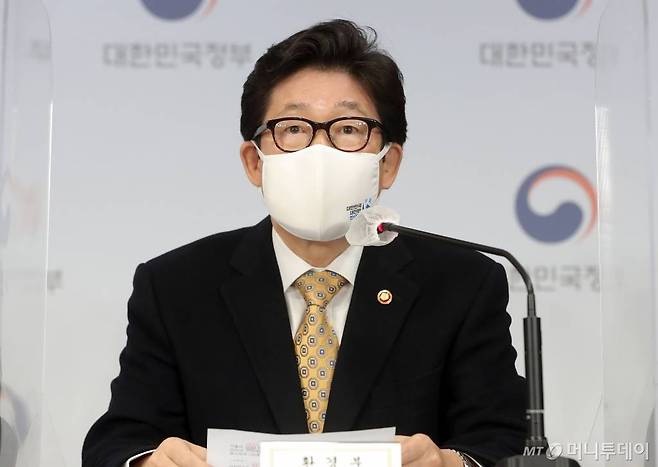 조명래 환경부 장관 / 사진=김휘선 기자 hwijpg@