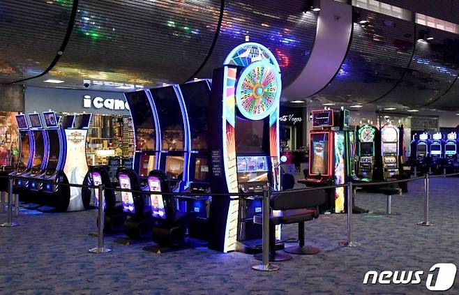 (라스베이거스 AFP=뉴스1) 우동명 기자 = 지난해 3월 19일 (현지시간) 코로나19 확산으로 모든 공공장소가 문을 닫은 가운데 네바다주 라스베이거스 매캐런국제공항의 슬로머신에도 인적이 끊긴 모습이 보인다.  ⓒ AFP=뉴스1  <저작권자 ⓒ 뉴스1코리아, 무단전재 및 재배포 금지>