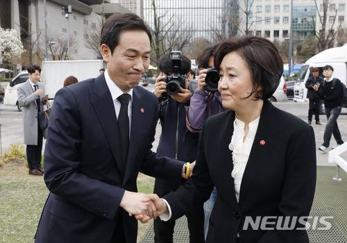 박영선 중소벤처기업부 장관(오른쪽)과 우상호 민주당 의원이 2018년 4월3일 서울 광화문광장에서 열린 제주 4.3 제70주년 광화문 추념식에 참석해 악수 하고 있다. / 사진제공=뉴시스