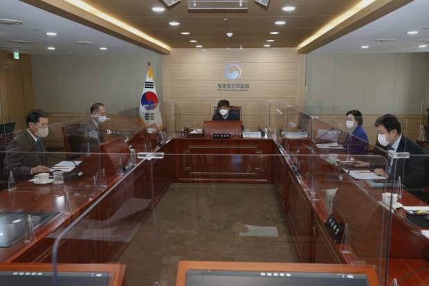 방통위는 지난 13일 전체회의를 열고 밤10시~아침 7시 주류 가상·간접광고를 허용하기로 결정했다. [방통위 제공]