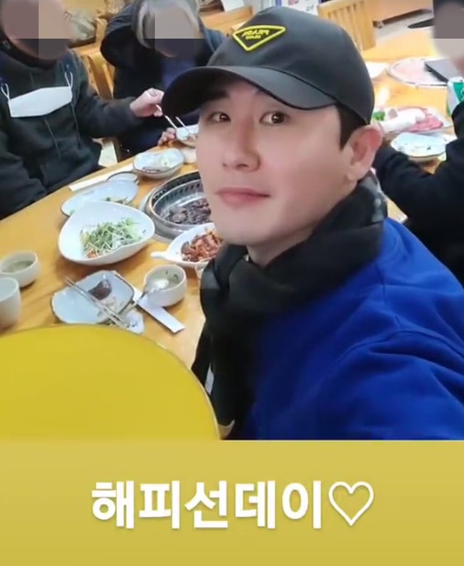 Singer Young Tak has been happy with the latest Sunday.Young Tak posted the video on January 17th with an article entitled Happy Sunday on the Instagram story.Young Tak is enjoying eating out in the video. Young Tak is not only comfortable with a hat and a shawl, but also a fashion sense.Even Cold seems to melt in the beauty of Young Tak, which can not hide its warm appearance even under the stage.Meanwhile, Young Tak won the 2021 10th Gaon Chart Music Awards trot category of the year.