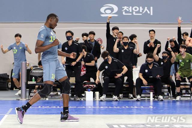 [서울=뉴시스]배훈식 기자 = 현대캐피탈 다우디가 17일 오후 충남 천안시 유관순 체육관에서 열린 2020-21 도드람 V리그 한국전력과의 경기에서 공격에 성공한 뒤 주먹을 불끈 쥐고 있다.(사진=현대캐피탈 배구단 제공) 2020.11.17. photo@newsis.com
