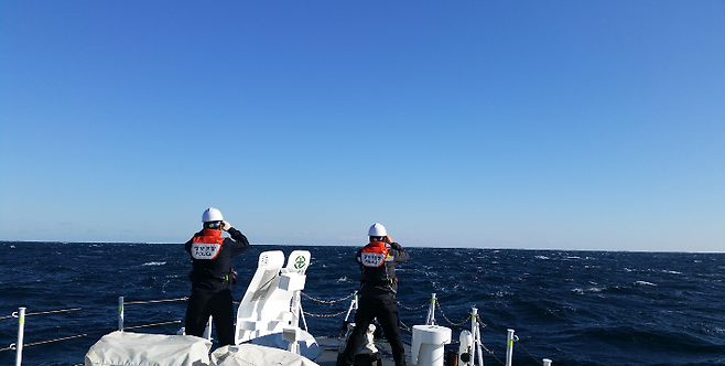 17일 실종자 수색에 나선 해경. 속초해양경찰서 제공