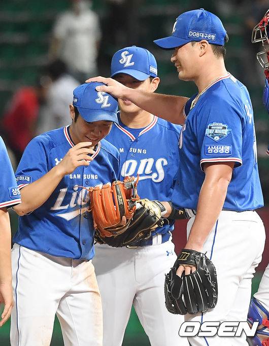 [OSEN=인천, 곽영래 기자]삼성은 7일 인천 SK행복드림구장에서 열린 SK와의 원정 경기에서 선발 데이비드 뷰캐넌의 완벽투를 앞세워 2-0으로 승리했다. 뷰캐넌은 시즌 9승째를 거두며 지난달 19일 대구 롯데전 이후 3연패 사슬을 끊었다. KBO리그 최단신 선수 김지찬은 데뷔 첫 홈런을 터뜨렸다. 반면 SK는 지난달 28일 문학 LG전 이후 8연패 수렁에 빠졌다.&nbsp;승리를 거둔 삼성 오승환이 호수비를 선보인 김지찬과 기뻐하고 있다. /youngrae@osen.co.kr