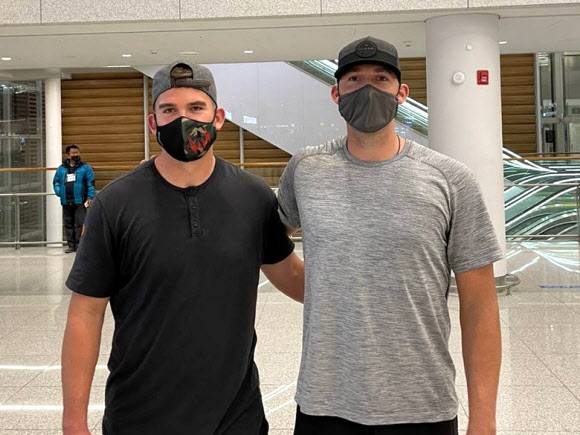 프로야구 한화 이글스 라이온 힐리(왼쪽), 라이언 카펜터가 17일 오전 인천국제공항을 통해 입국한 뒤 포즈를 취하고 있다. 한화 이글스 제공