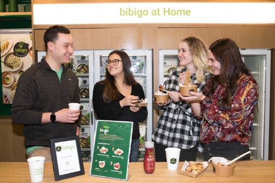 미국 맨해튼 록펠러센터의 비비고 QSR(퀵서비스레스토랑) 팝업 스토어 개점 행사에서 참가자들이 비비고 메뉴를 맛보고 있다./사진 제공=CJ제일제당