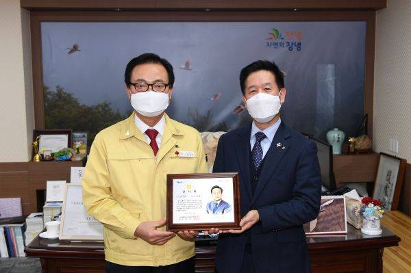 한정우 창녕군수가 지자체 협력사업 우수상 수상하는 모습. ©창녕군
