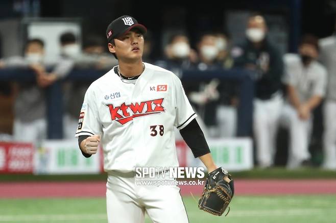 ▲ 연봉조정신청에 앞서 자료를 제출해야 하는 주권 ⓒ곽혜미 기자