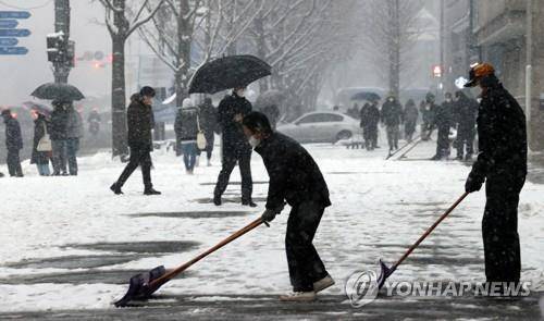 제설 작업 [연합뉴스 자료사진]