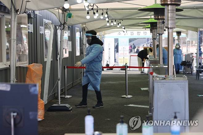 코로나19 신규 확진 580명 (서울=연합뉴스) 임화영 기자 = 신종 코로나바이러스 감염증(코로나19) 신규 확진자가 닷새째 500명대를 유지하고 있는 16일 오전 서울역에 마련된 임시선별진료소에서 의료진이 검사자들을 기다리고 있다. 2021.1.16 hwayoung7@yna.co.kr