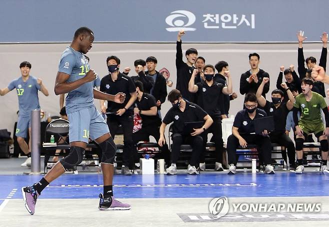 기뻐하는 현대캐피탈 선수들 (서울=연합뉴스) 17일 충남 천안 유관순 체육관에서 열린 도드람 2020-2021 V리그 남자부 현대캐피탈과 한국전력의 경기. 공격에 성공한 현대캐피탈 다우디와 선수들이 기뻐하고 있다. 2021.1.17       [현대캐피탈 배구단 제공. 재판매 및 DB 금지] photo@yna.co.kr