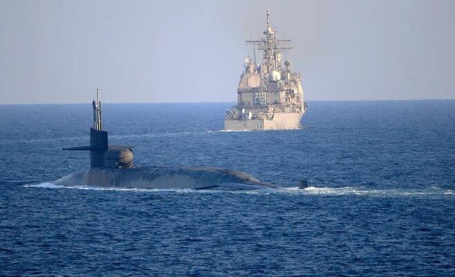 지난해 12월21일 호르무즈 해협을 지나는 미 핵잠수함 조지아호 [미 해군 홈페이지. 재판매 및 DB 금지]