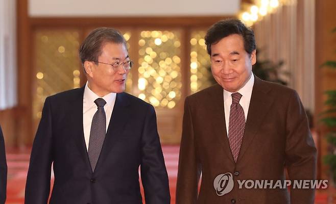 문재인 대통령(왼쪽)과 더불어민주당 이낙연 대표[연합뉴스 자료사진]