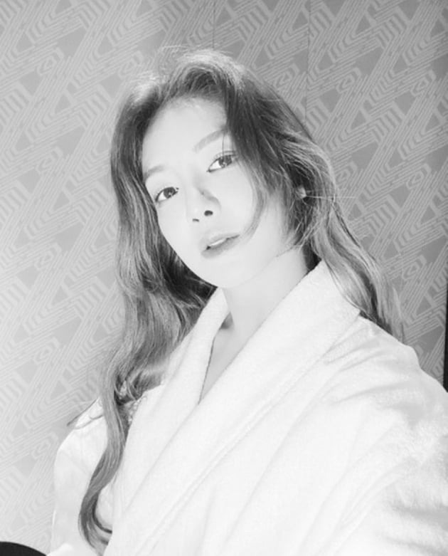 Girls Generation member Hyoyeon reveals SelfieOn the 18th, Hyoyeon posted a picture on his instagram with an article entitled Lets be happy, lets be happy, do not hurt and do not hurt.In the public photos, there is a picture of Hyoyeon looking at the camera wearing a gown.Kim Sang-kyo, a former informant of the Sams Club Burning Sun case, urged him to testify on the SNS, pointing to Hyoyeon, who had DJed at the time.Since then, Hyoyeon has said, I look like a kiln because I am still, but I worked hard. I think I have seen men and women who are drooling to lure each other in Sams Club.But there is no equator for equators that I have seen in salivating actresses, actors, cats and puppies. a fairy tale that children and adults hear togetherstar behind photoℑat the same time as the latest issuec