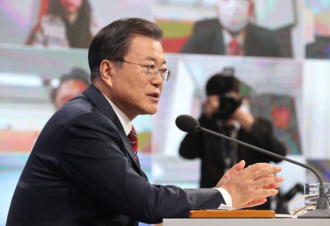 문재인 대통령이 18일 오전 청와대 춘추관에서 온·오프 혼합 방식으로 열린 ‘2021 신년 기자회견’에 참석해 취재진의 질문에 답변하고 있다.(사진=뉴시스)