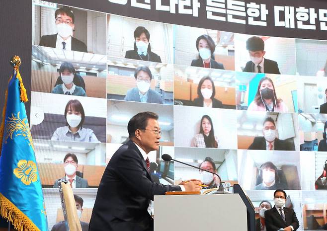 문재인 대통령이 18일 청와대 춘추관에서 열린 신년 기자회견에서 기자들의 질문을 받고 있다. (사진=연합뉴스)