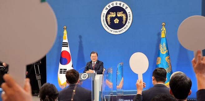 신년 기자회견 질문받는 문재인 대통령(사진=연합뉴스 제공)
