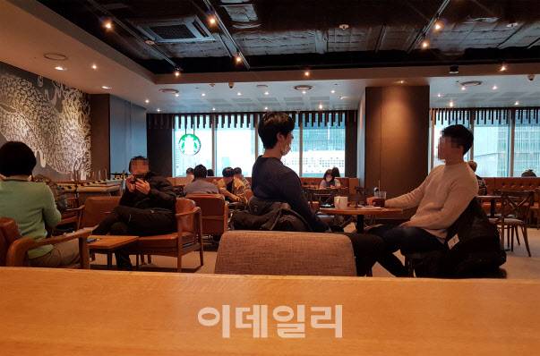 카페 매장 내 취식이 제한적으로 다시 재개한 첫날 18일 서울 용산구 한 스타벅스커피 매장 내부에서 시민들이 커피 등 음료와 담소를 즐기고 있다. 대체로 마스크 착용 등 방역 수칙을 준수하고 있었지만, 일부 방문객들은 마스크를 계속 벗은 채 대화를 하기도 했다.(사진=김범준 기자)