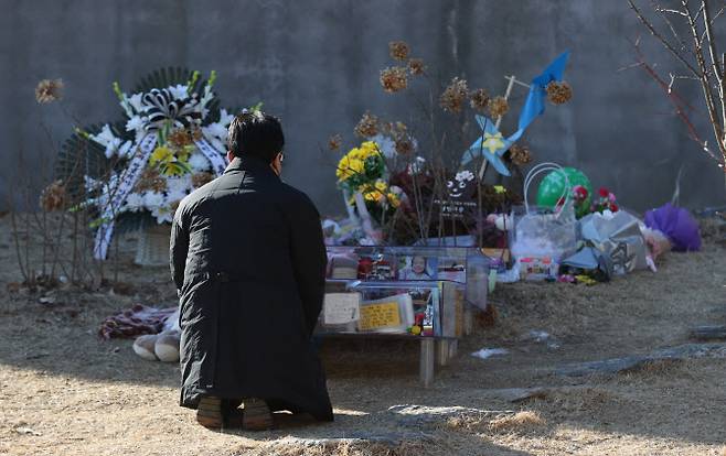 지난 6일 오후 경기 양평 하이패밀리 안데르센 공원묘지를 찾은 한 추모객이 양부모의 학대로 생후 16개월 만에 사망한 정인 양을 추모하고 있다 (사진=연합뉴스)