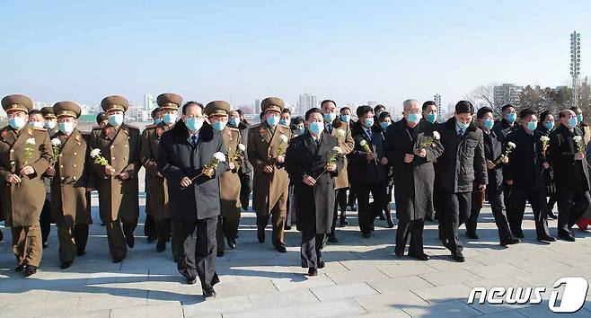 (평양 노동신문=뉴스1) = 북한 노동당 기관지 노동신문은 지난 16일 최고인민회의에 참가하는 대의원들이 만수대 언덕에 올라 김일성 주석과 김정일 국방위원장 동상에 꽃바구니를 진정했다고 17일 보도했다.  [국내에서만 사용가능. 재배포 금지. DB 금지. For Use Only in the Republic of Korea. Redistribution Prohibited] rodongphoto@news1.kr